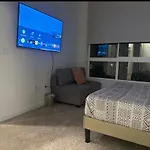 Walk Of Fame Upscale Hollywood 2Bedroom 2Bath Apartment Pool, Sky Lounge, Free Parking