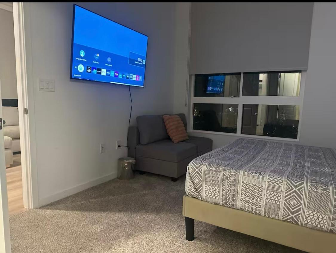Walk Of Fame Upscale Hollywood 2bedroom 2bath Pool, Sky Lounge, Free Parking * Los Ángeles