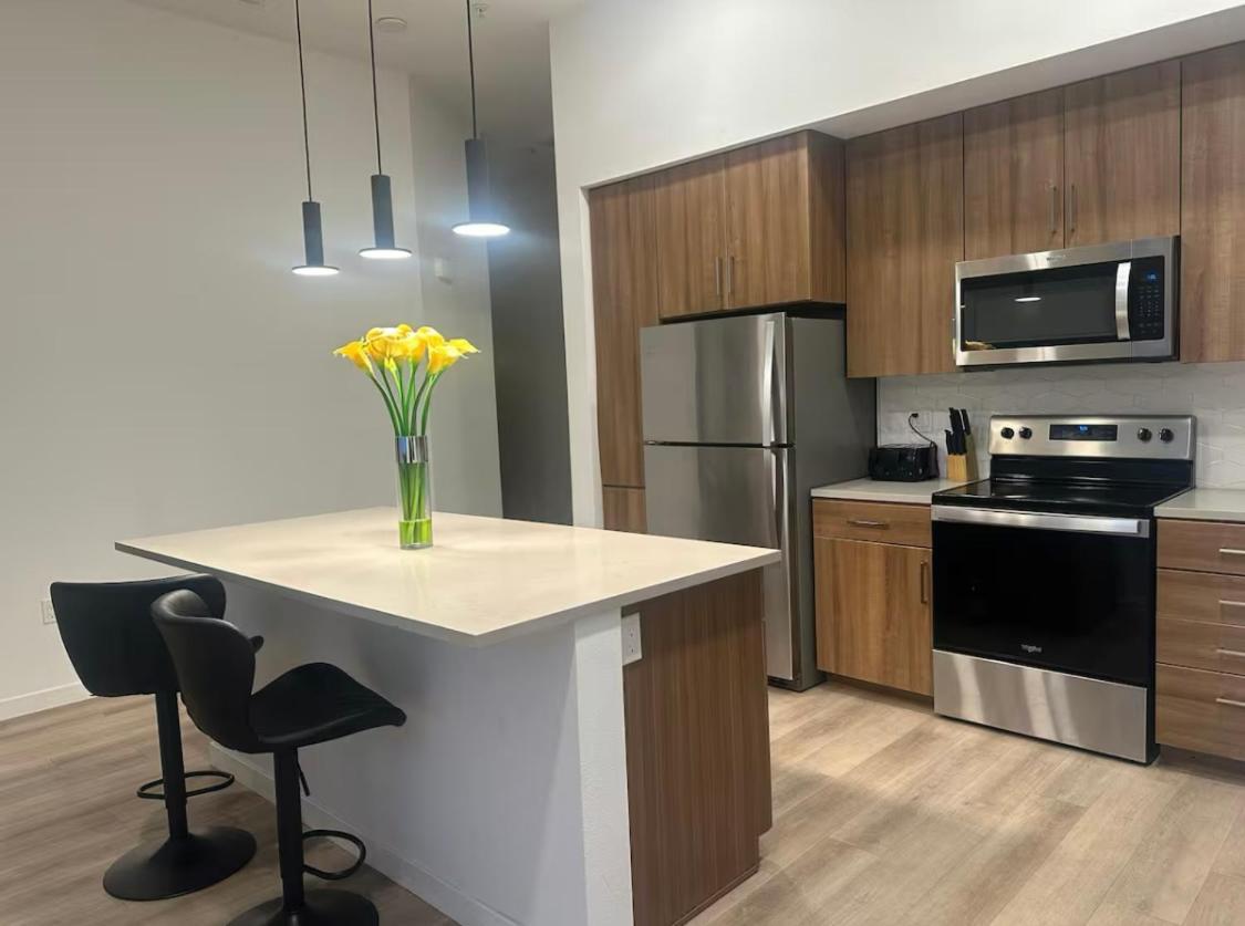 Walk Of Fame Upscale Hollywood 2bedroom 2bath Pool, Sky Lounge, Free Parking Los Angeles