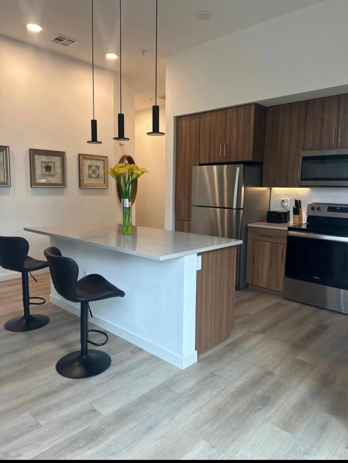 Walk Of Fame Upscale Hollywood 2bedroom 2bath Pool, Sky Lounge, Free Parking *